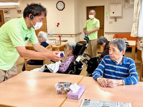 敬老会　～ギター演奏で贈る感謝の気持ち～-3　ニチイホームはるひ野