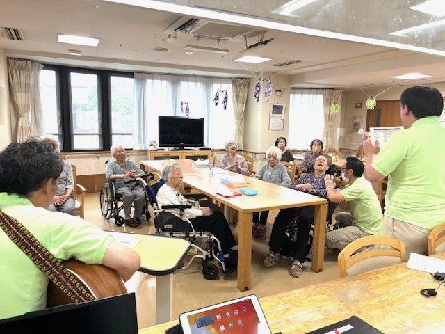 敬老会　～ギター演奏で贈る感謝の気持ち～-6　ニチイホームはるひ野