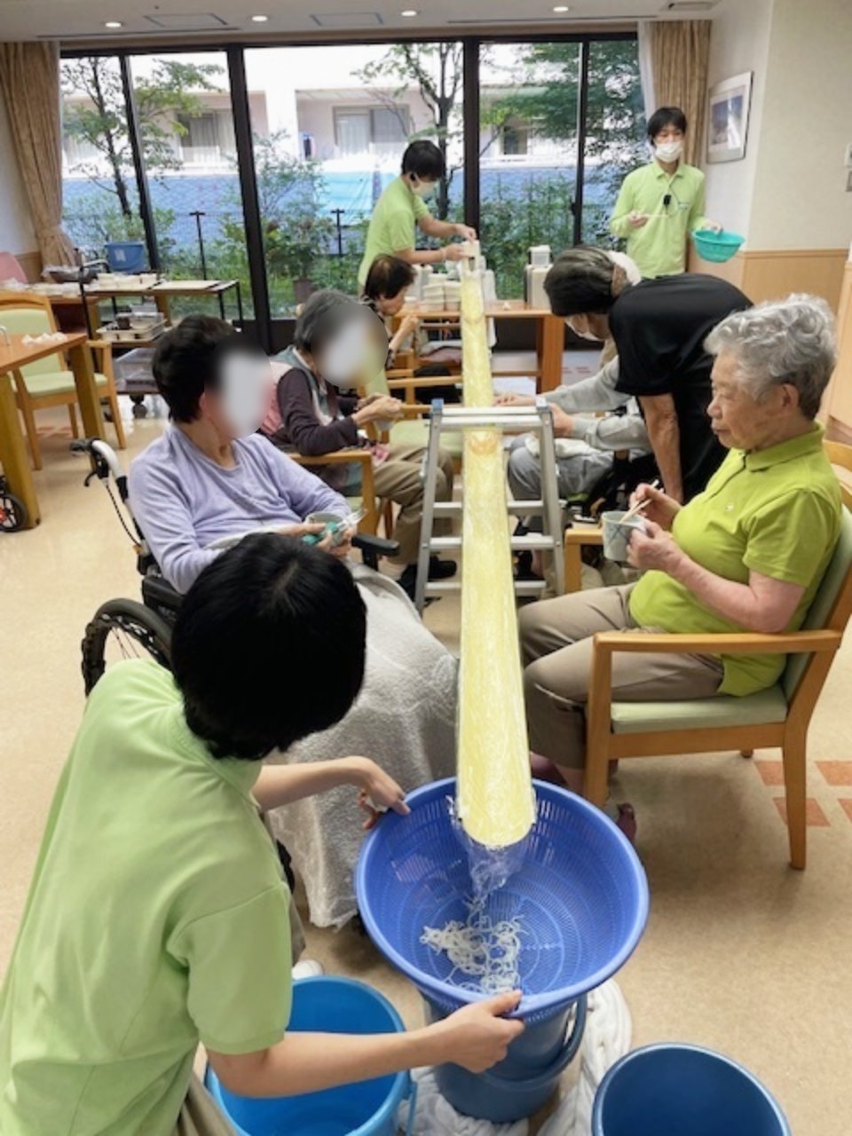 流しソーメン-1　ニチイホームはるひ野Ⅱ番館