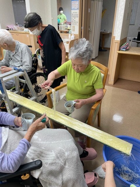流しソーメン-2　ニチイホームはるひ野Ⅱ番館