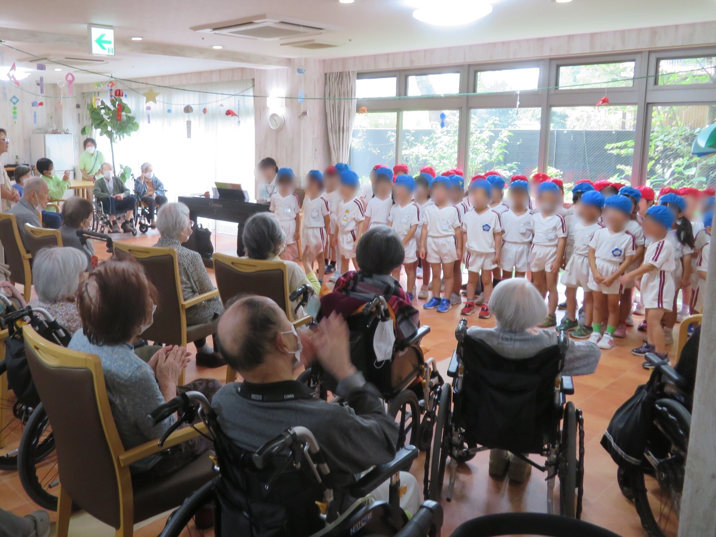 近隣の幼稚園との交流会-2　ニチイホーム三鷹Ⅱ番館
