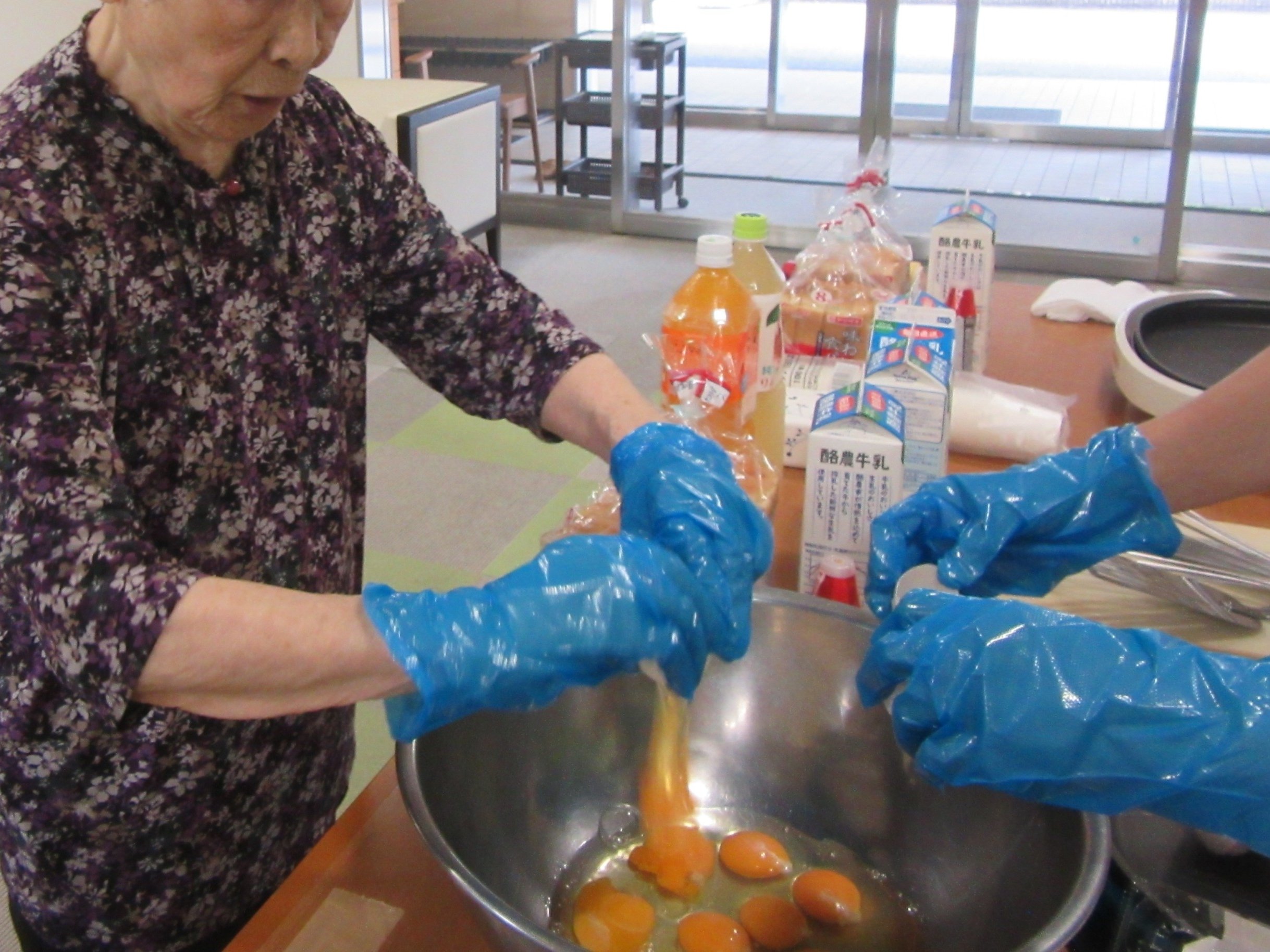 フレンチトースト作り-2　ニチイホーム杉並堀ノ内