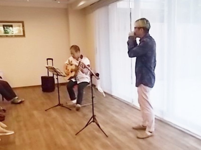 ハーモニカ演奏会-2　ニチイホーム八幡山