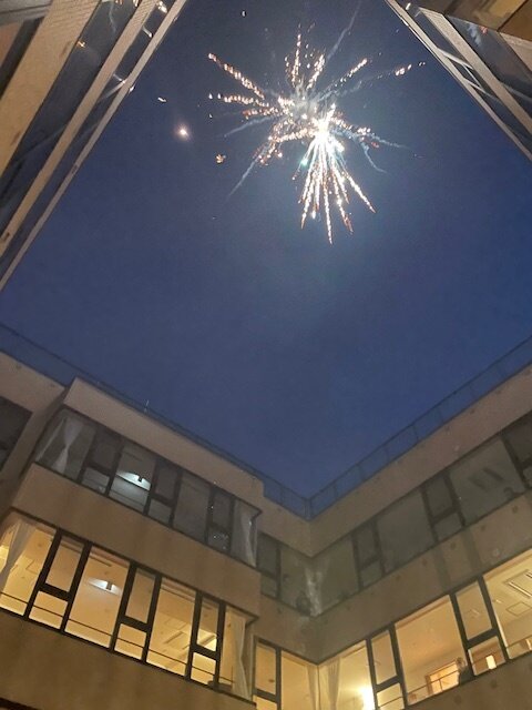 納涼祭後の花火鑑賞会-3 ニチイホームはるひ野Ⅱ番館