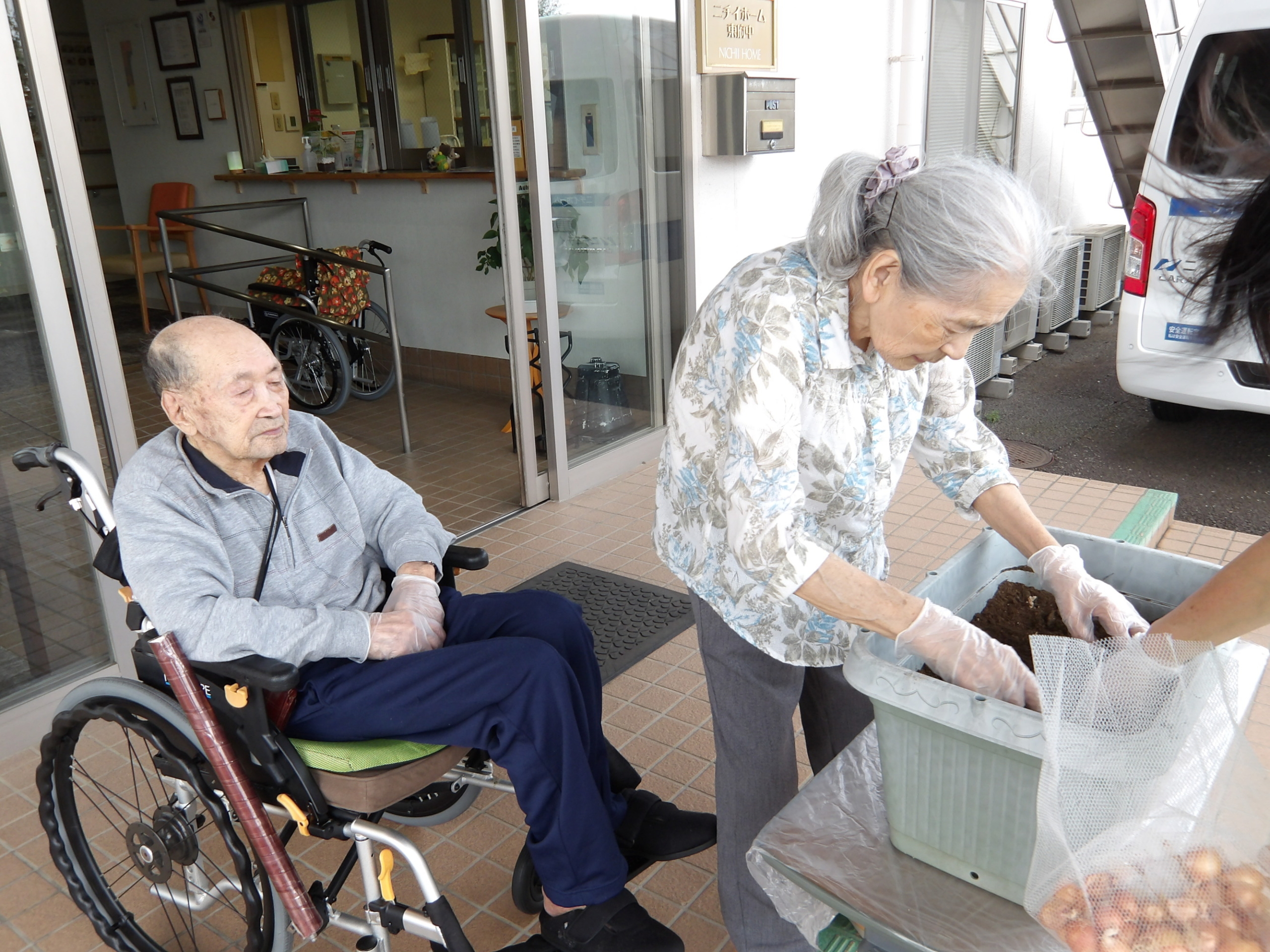 玉ネギの植え付け-3 ニチイホーム東府中