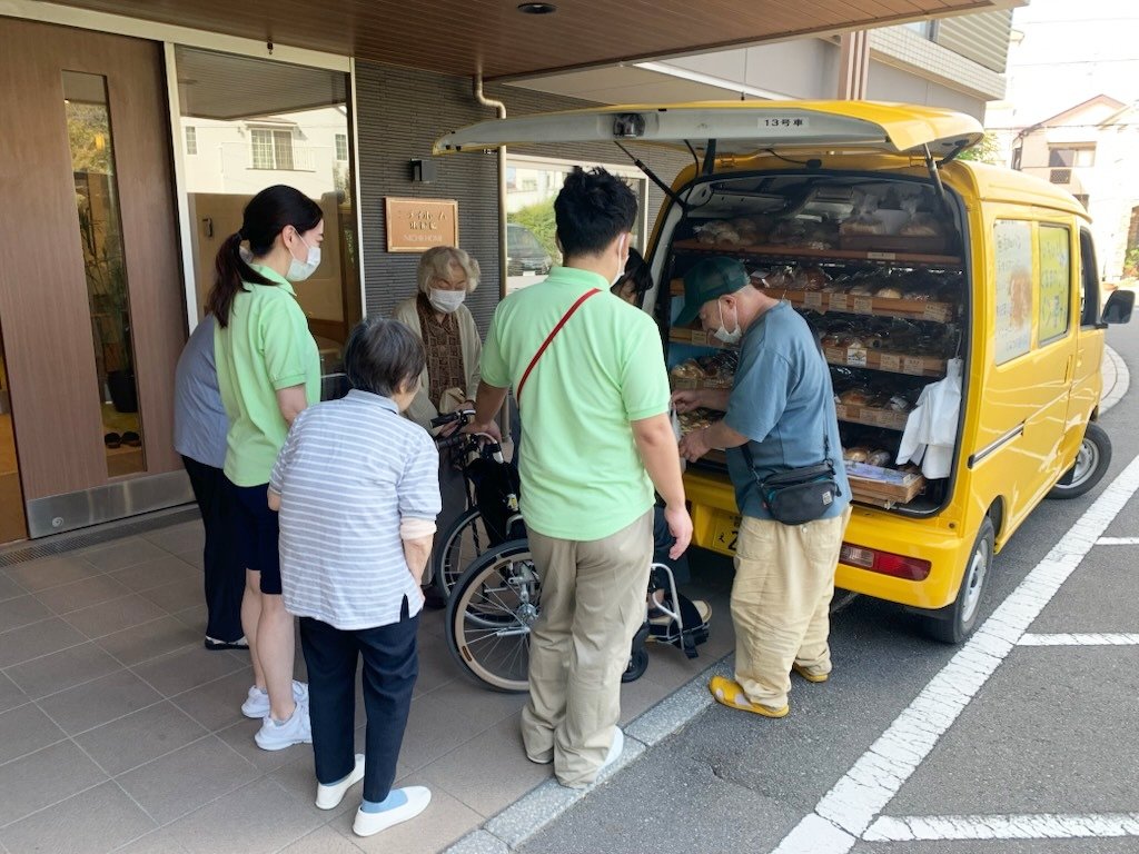 黄色い車のパン屋さん-2　ニチイホーム東船橋