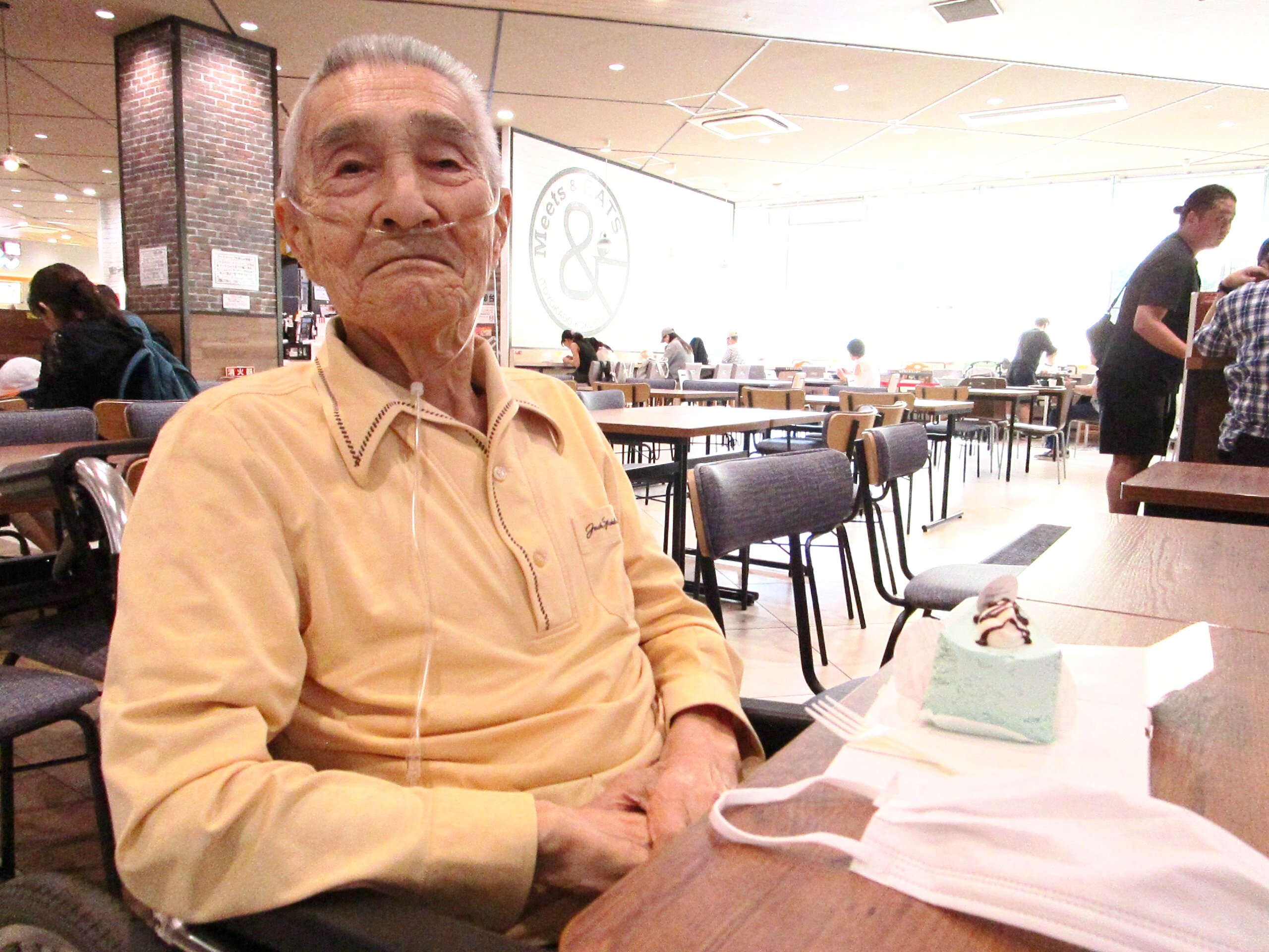 外出でケーキタイム-1 ニチイホーム三鷹