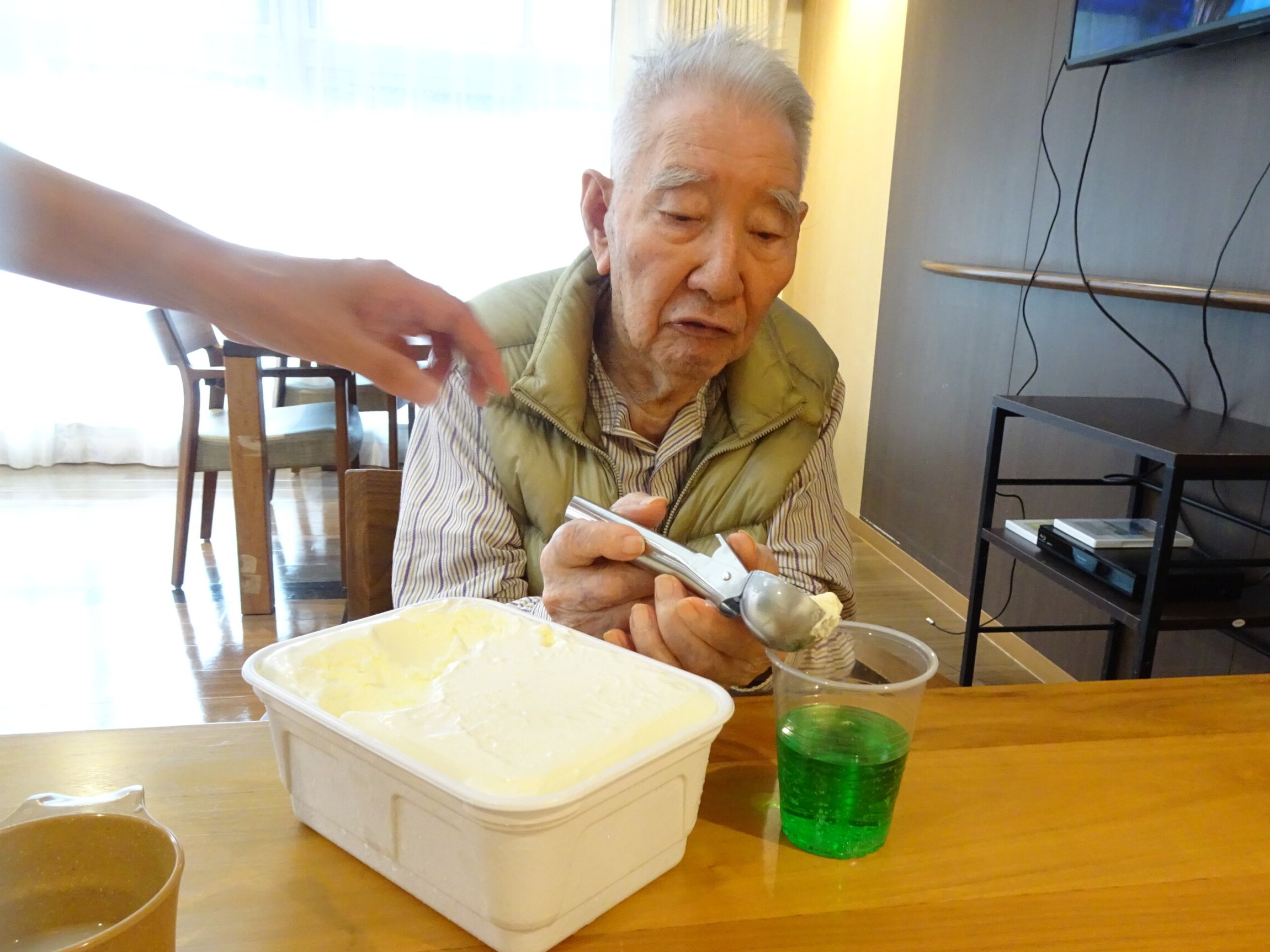 クリームソーダを手作り-1 ニチイホーム中馬込