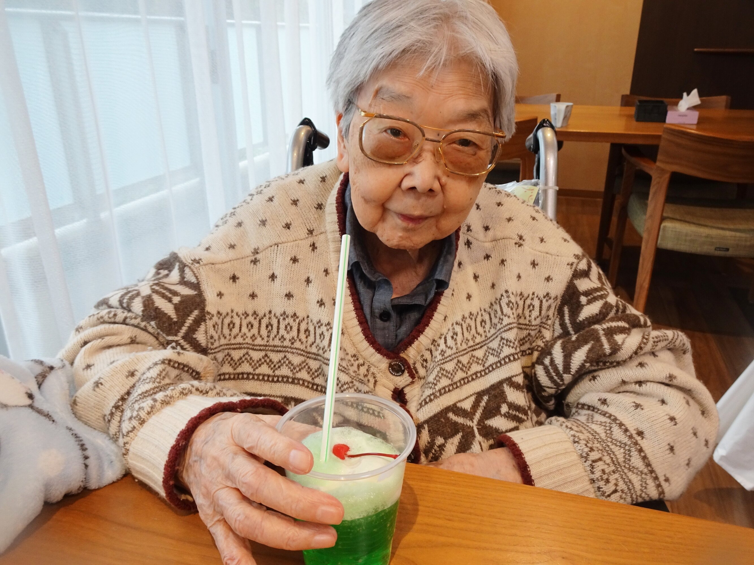 クリームソーダを手作り-2 ニチイホーム中馬込