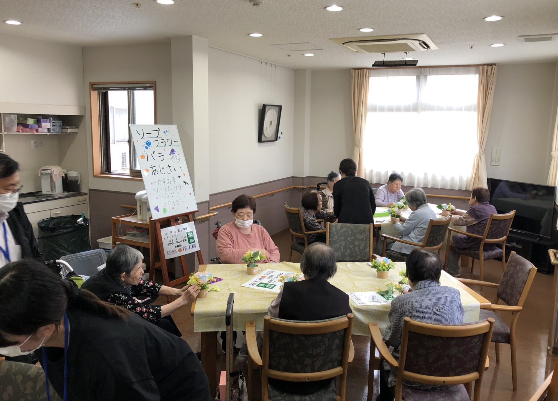 ニチイメゾン岐阜六条20251015フラワーアレンジメント１