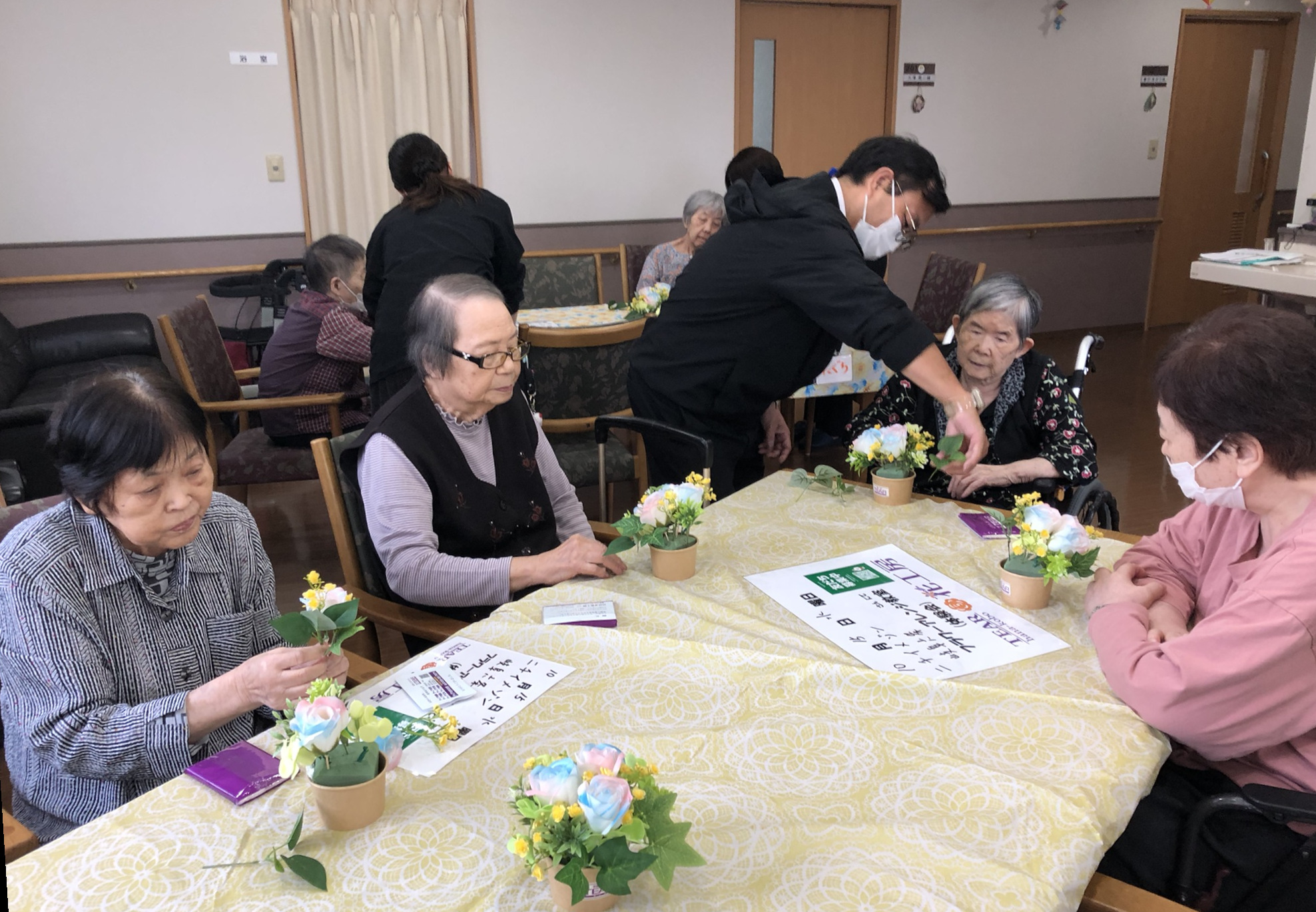 ニチイメゾン岐阜六条20251015フラワーアレンジメント３