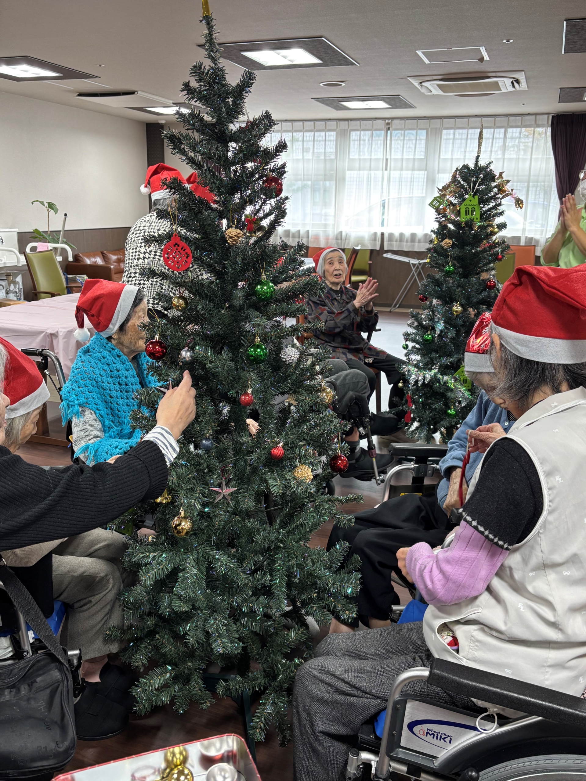 ニチイメゾン南草津Ⅱ番館20251101クリスマスの飾りつけ1