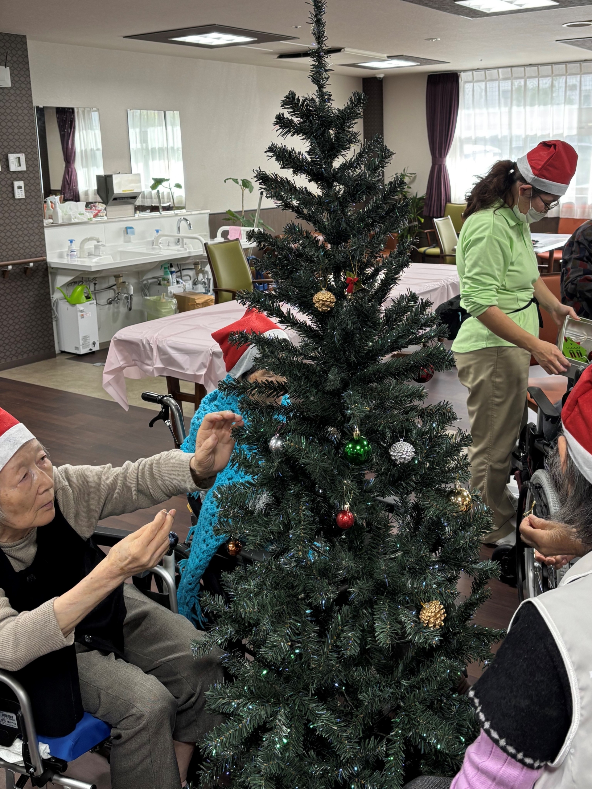 ニチイメゾン南草津Ⅱ番館20251101クリスマスの飾りつけ2