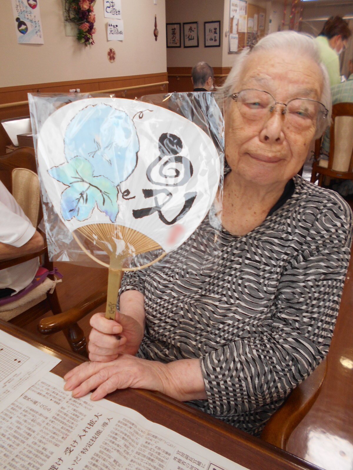 うちわを作りました！-4　ニチイホーム海老名