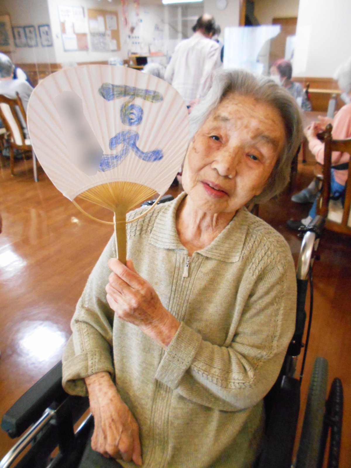 うちわを作りました！-5　ニチイホーム海老名