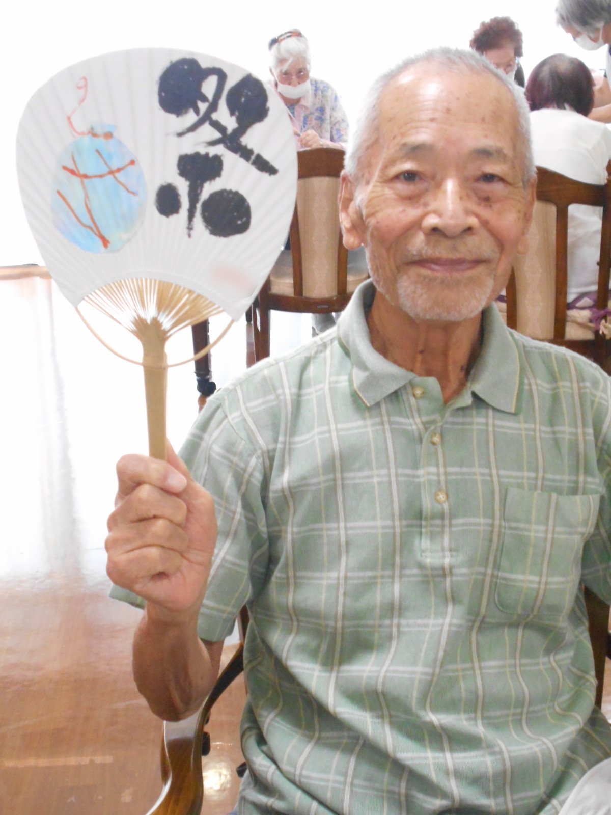 うちわを作りました！-6　ニチイホーム海老名