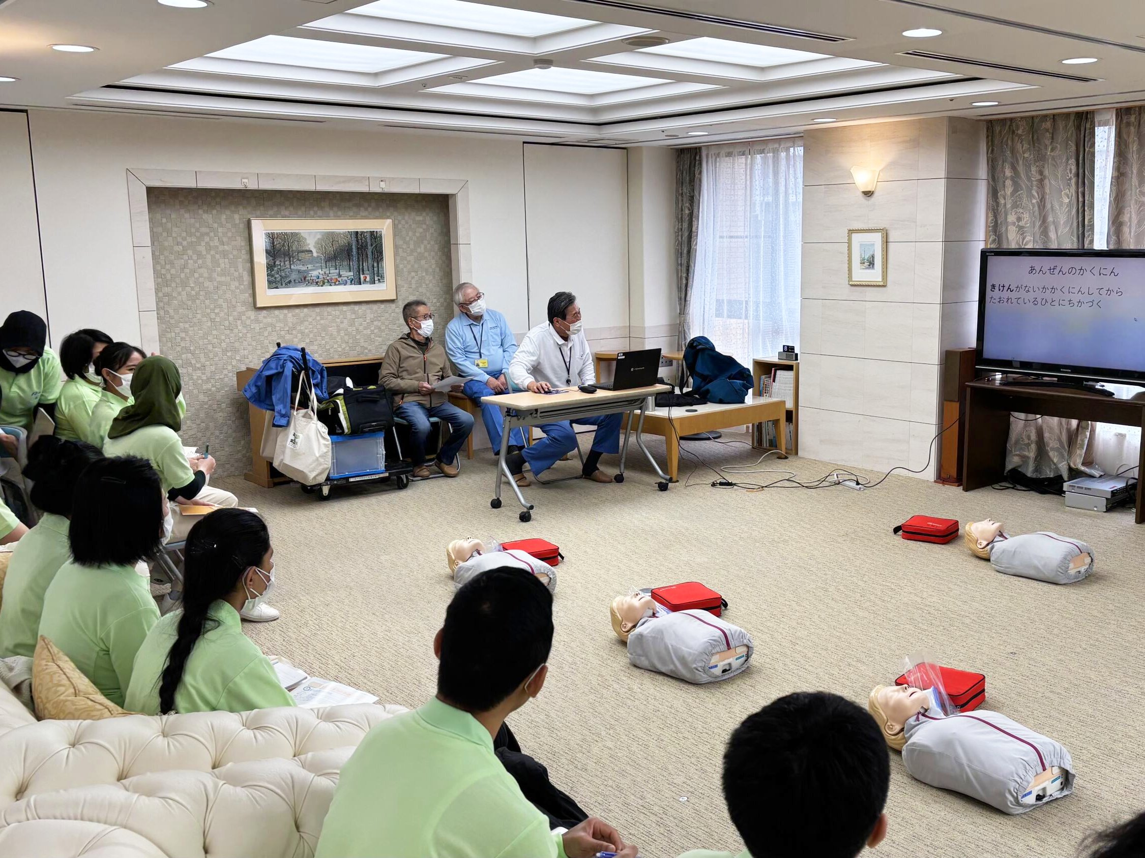 特定技能職員が救命処置を学ぶ-1 ニチイホームはるひ野