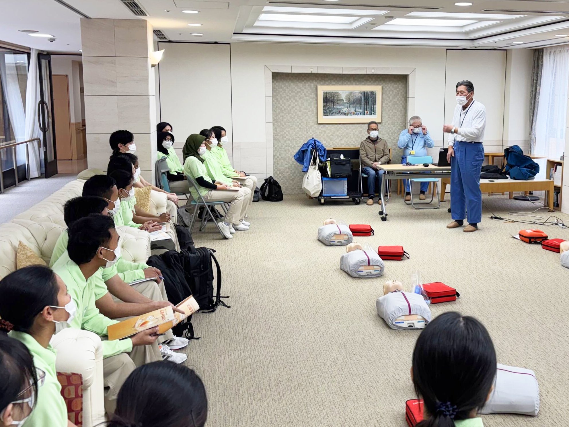 特定技能職員が救命処置を学ぶ-2 ニチイホームはるひ野