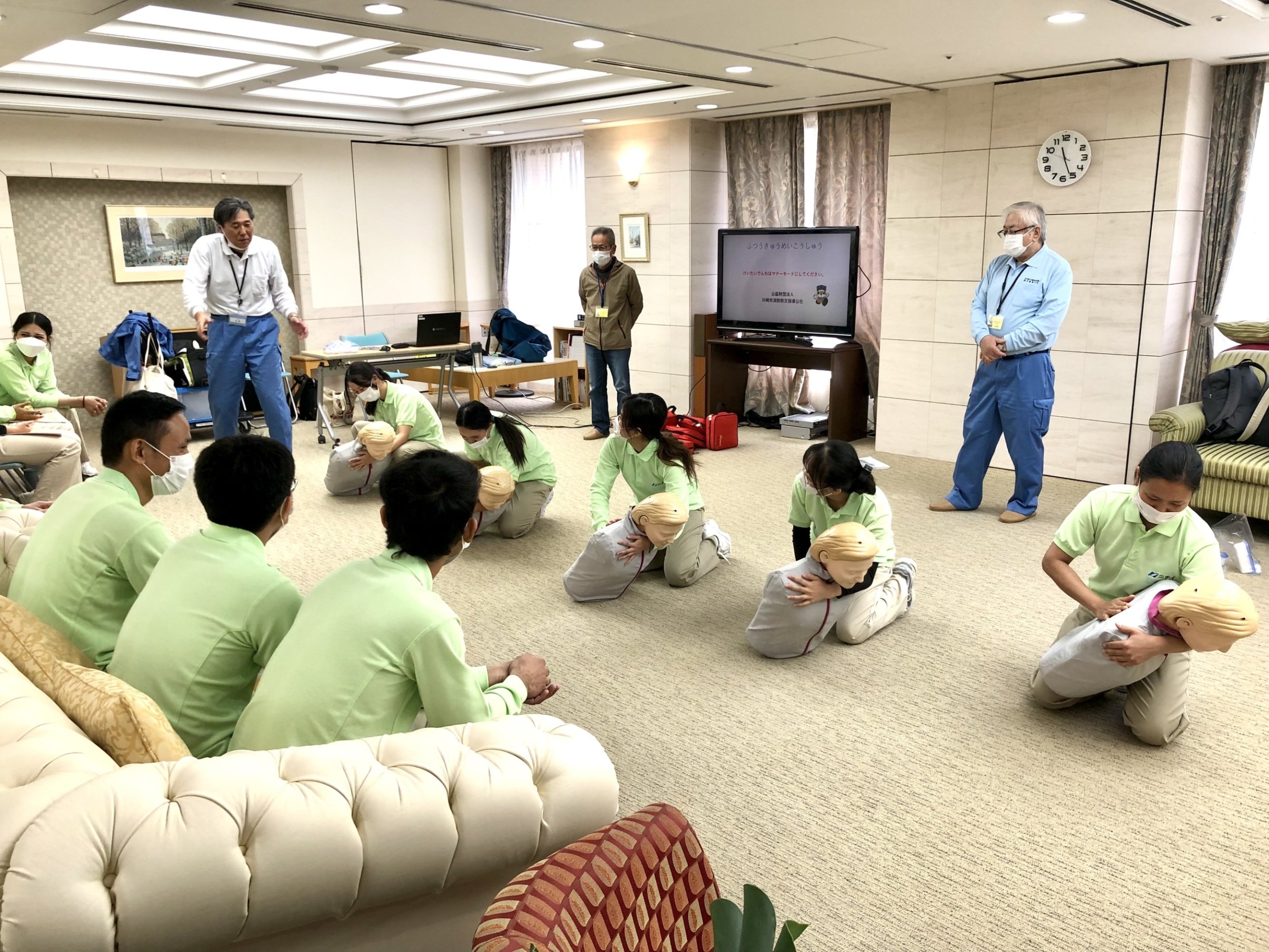 特定技能職員が救命処置を学ぶ-4 ニチイホームはるひ野