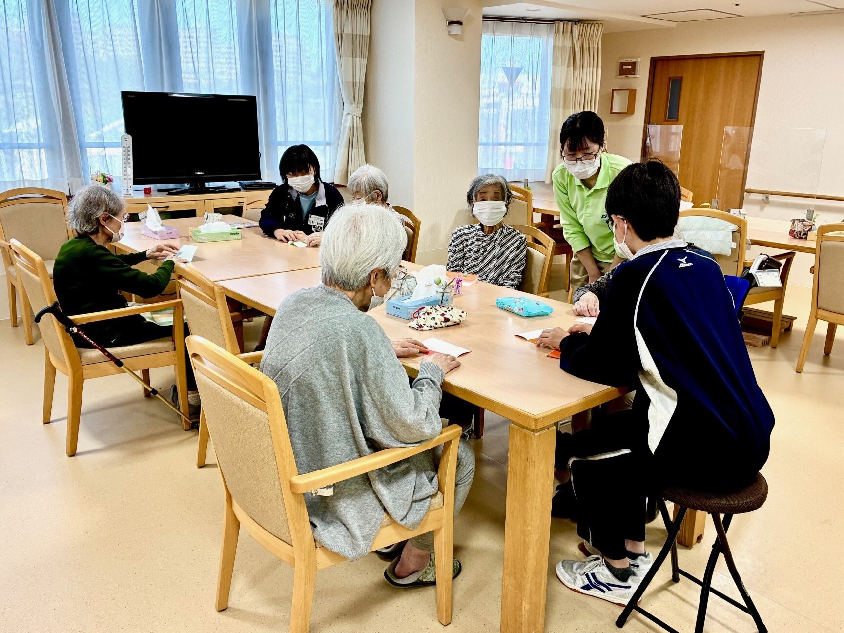 福祉体験で中学生とお客様が笑顔の交流-2　ニチイホームはるひ野