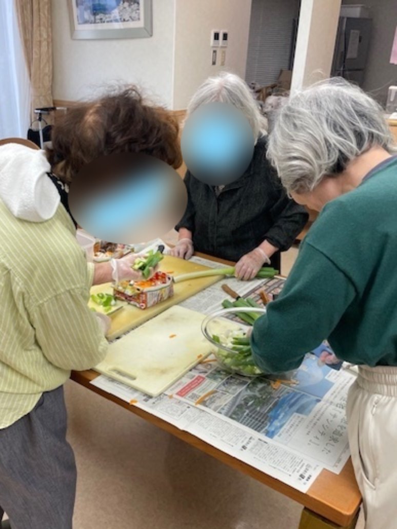 訓練を兼ね豚汁作り-2　ニチイホームはるひ野Ⅱ番館