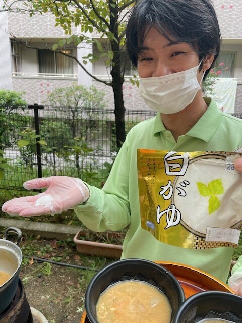 訓練を兼ね豚汁作り-5　ニチイホームはるひ野Ⅱ番館