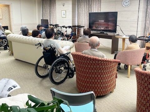 秋の音楽祭 ホームで鑑賞-1 ニチイホームはるひ野Ⅱ番館
