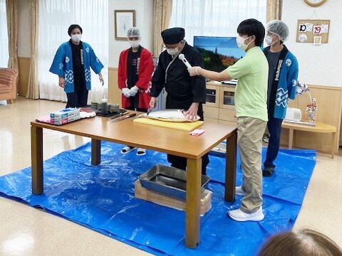 鰤の解体ショー-3 ニチイホームはるひ野Ⅱ番館