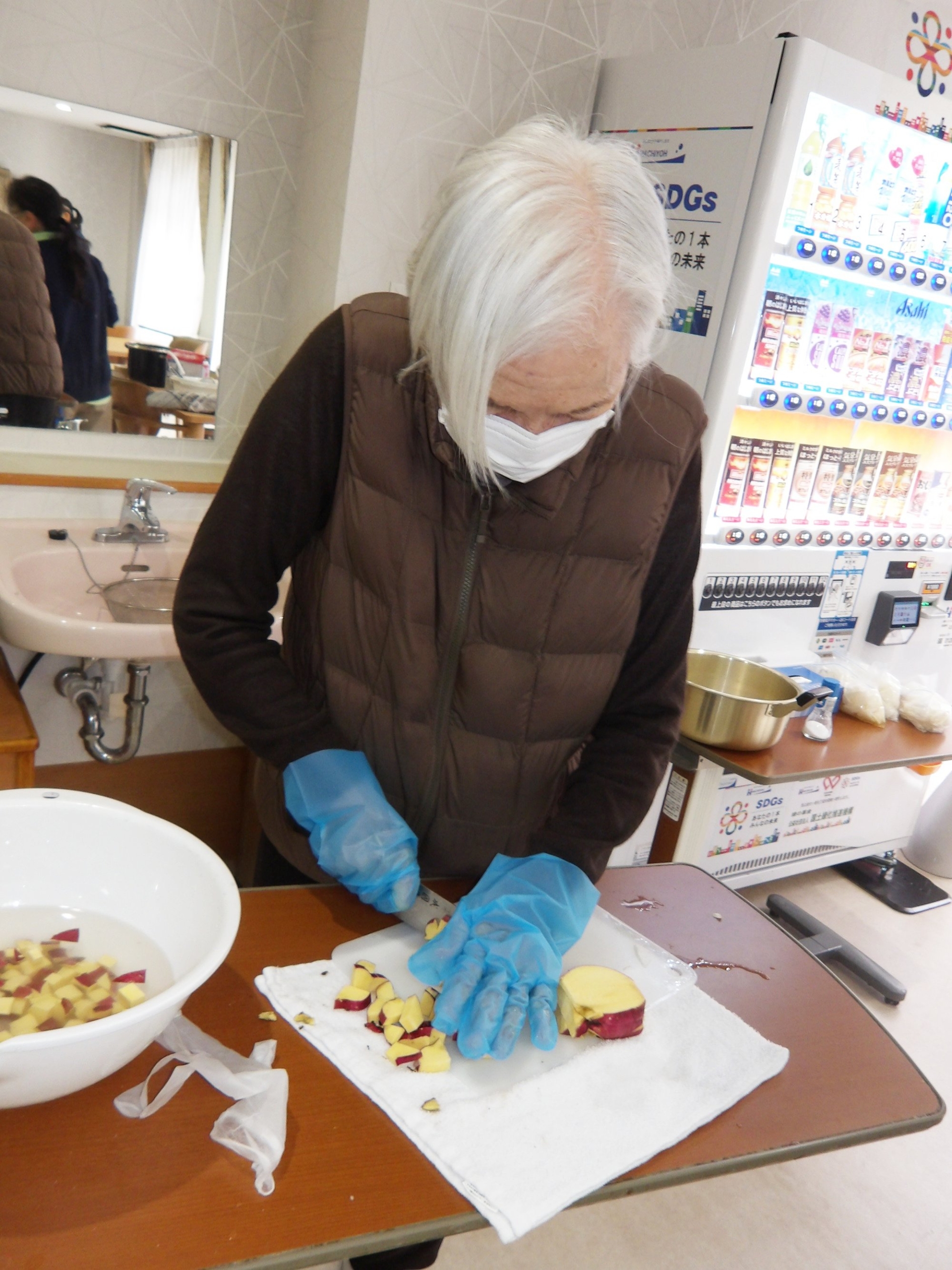 豚汁作り-2　ニチイホーム東府中