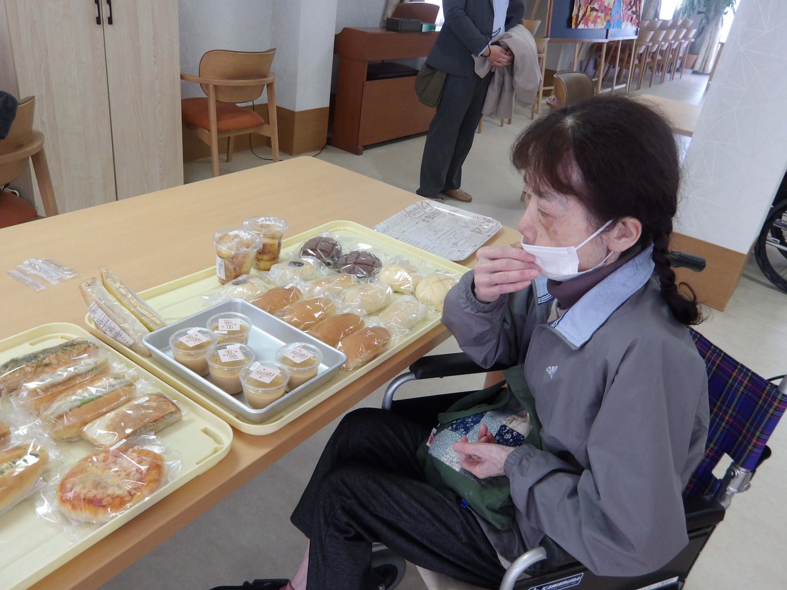 パン販売-1　ニチイホーム東府中