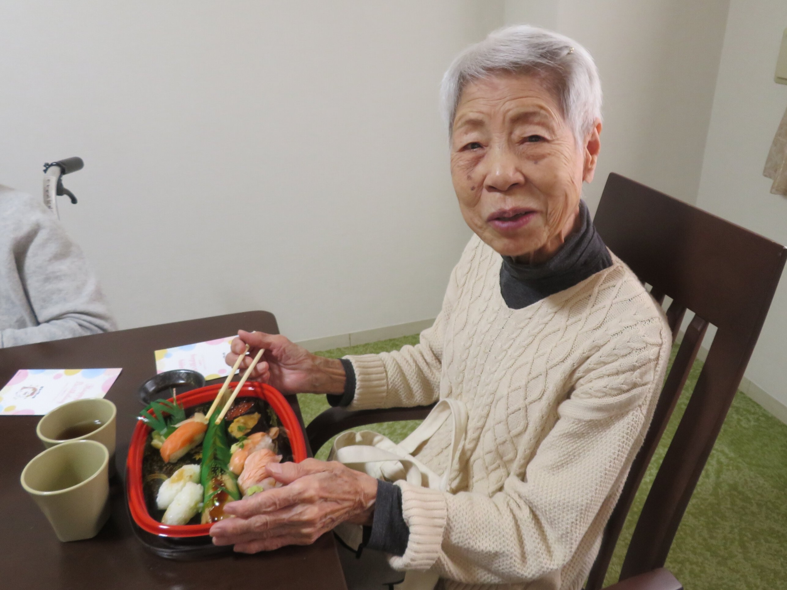 出前でお寿司-1 ニチイホーム三鷹Ⅱ番館