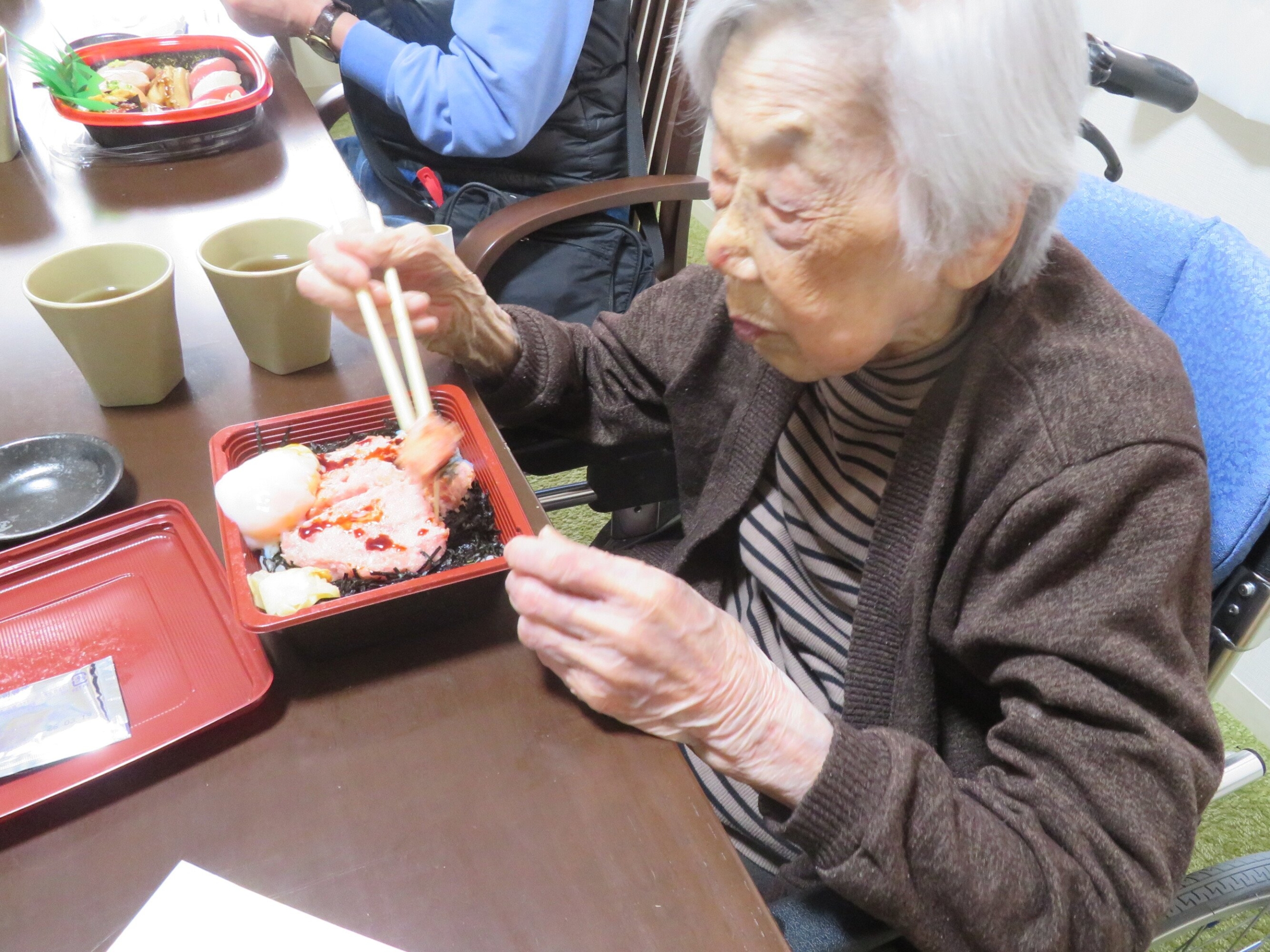 出前でお寿司-2 ニチイホーム三鷹Ⅱ番館