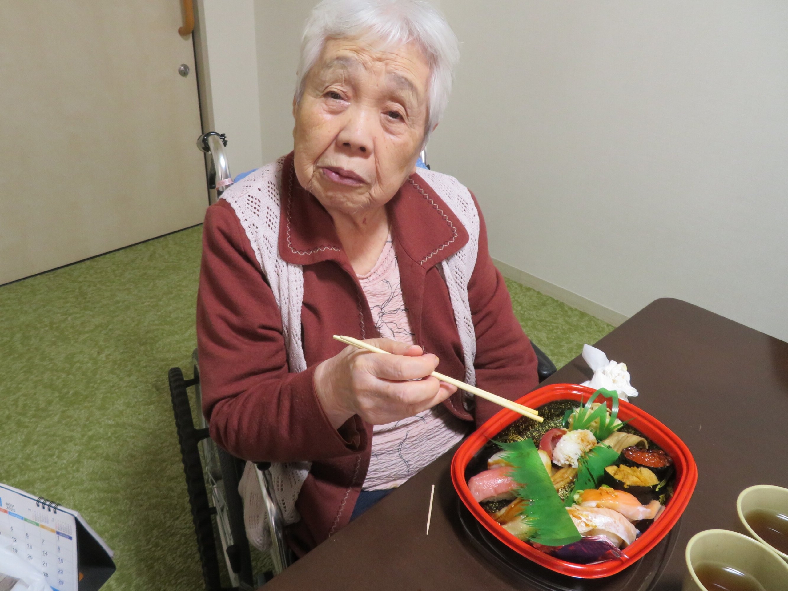 出前でお寿司-3 ニチイホーム三鷹Ⅱ番館