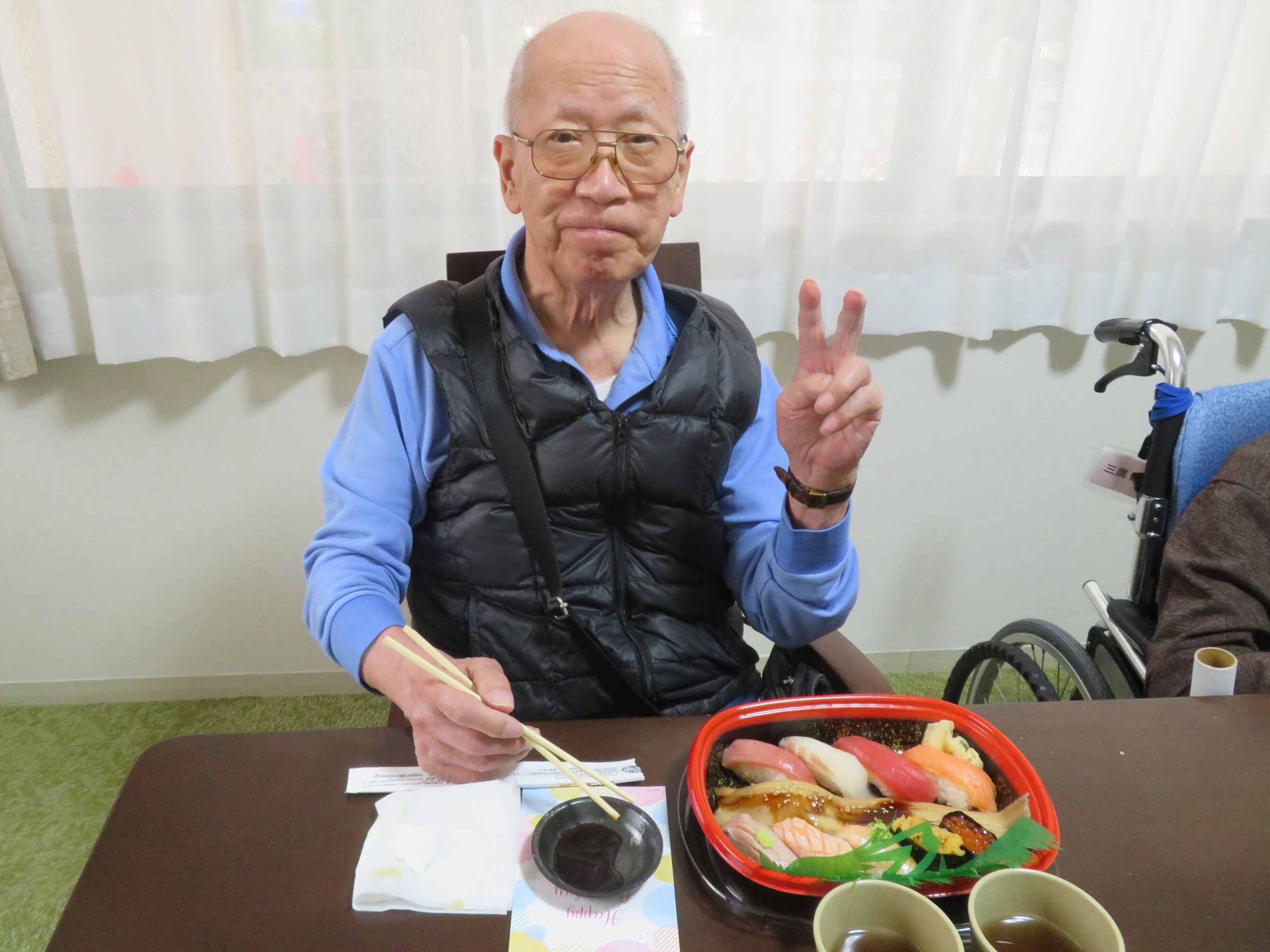 出前でお寿司-4 ニチイホーム三鷹Ⅱ番館