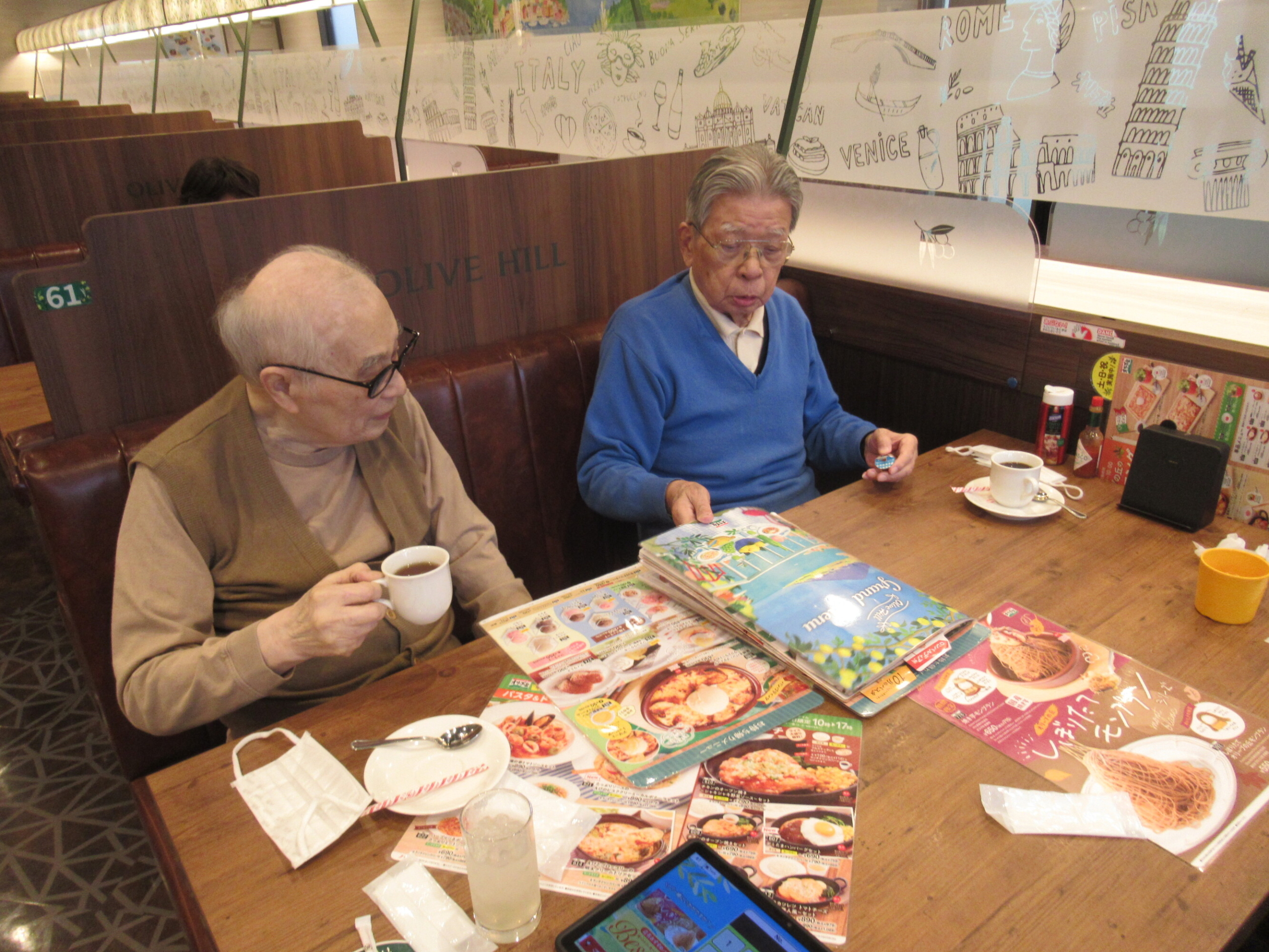 ファミレスでデザート-1 ニチイホーム中野南台