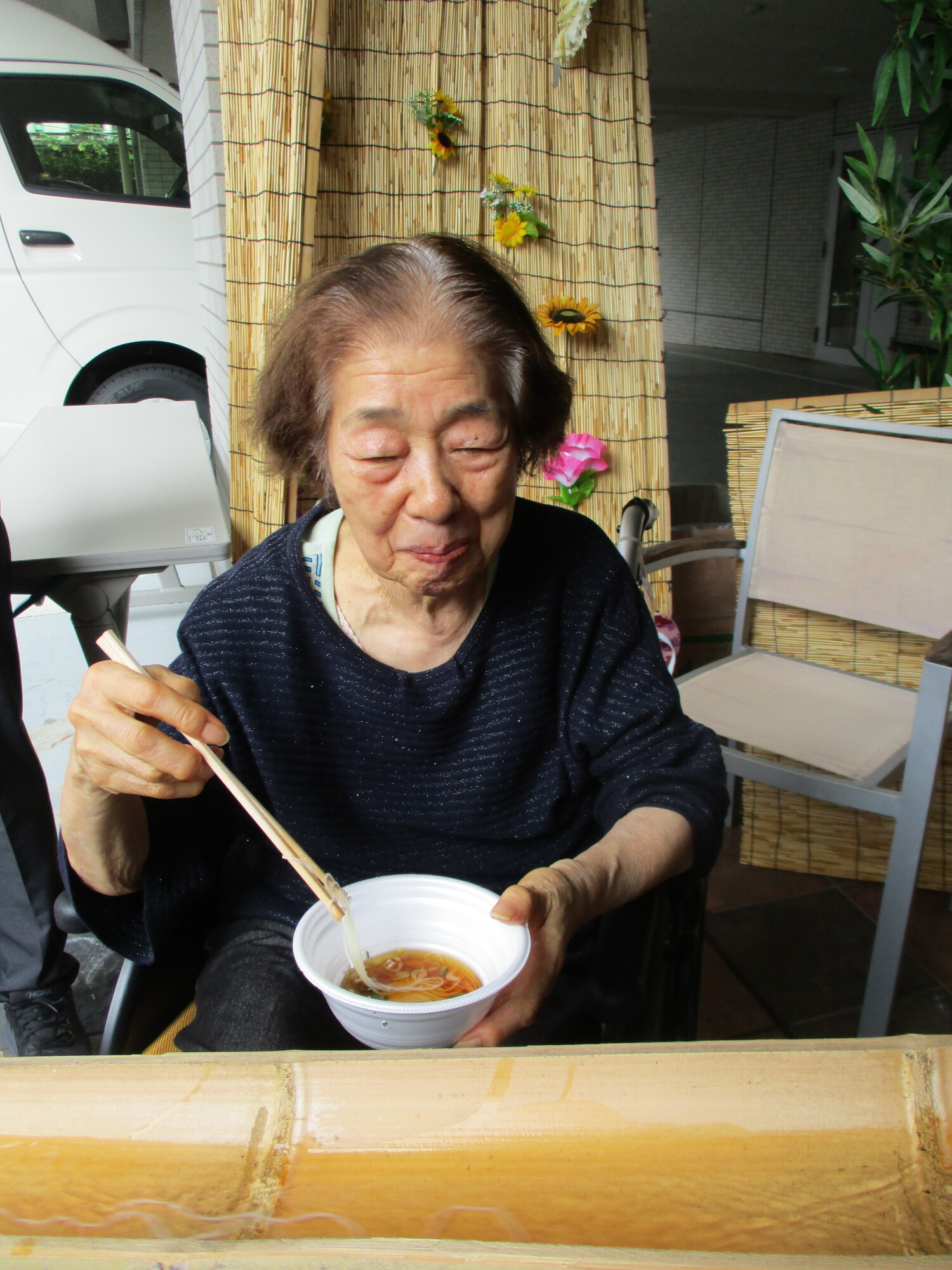 晩夏の流しそうめん-1 ニチイホーム王子