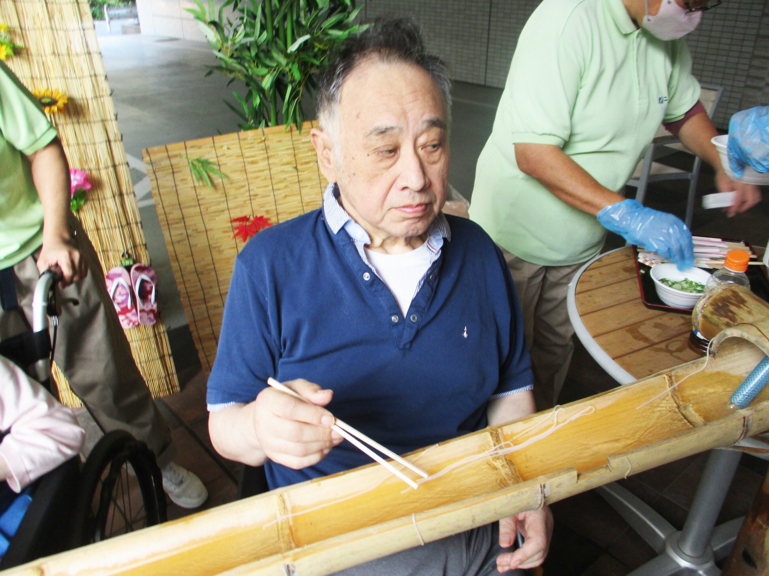 晩夏の流しそうめん-4 ニチイホーム王子