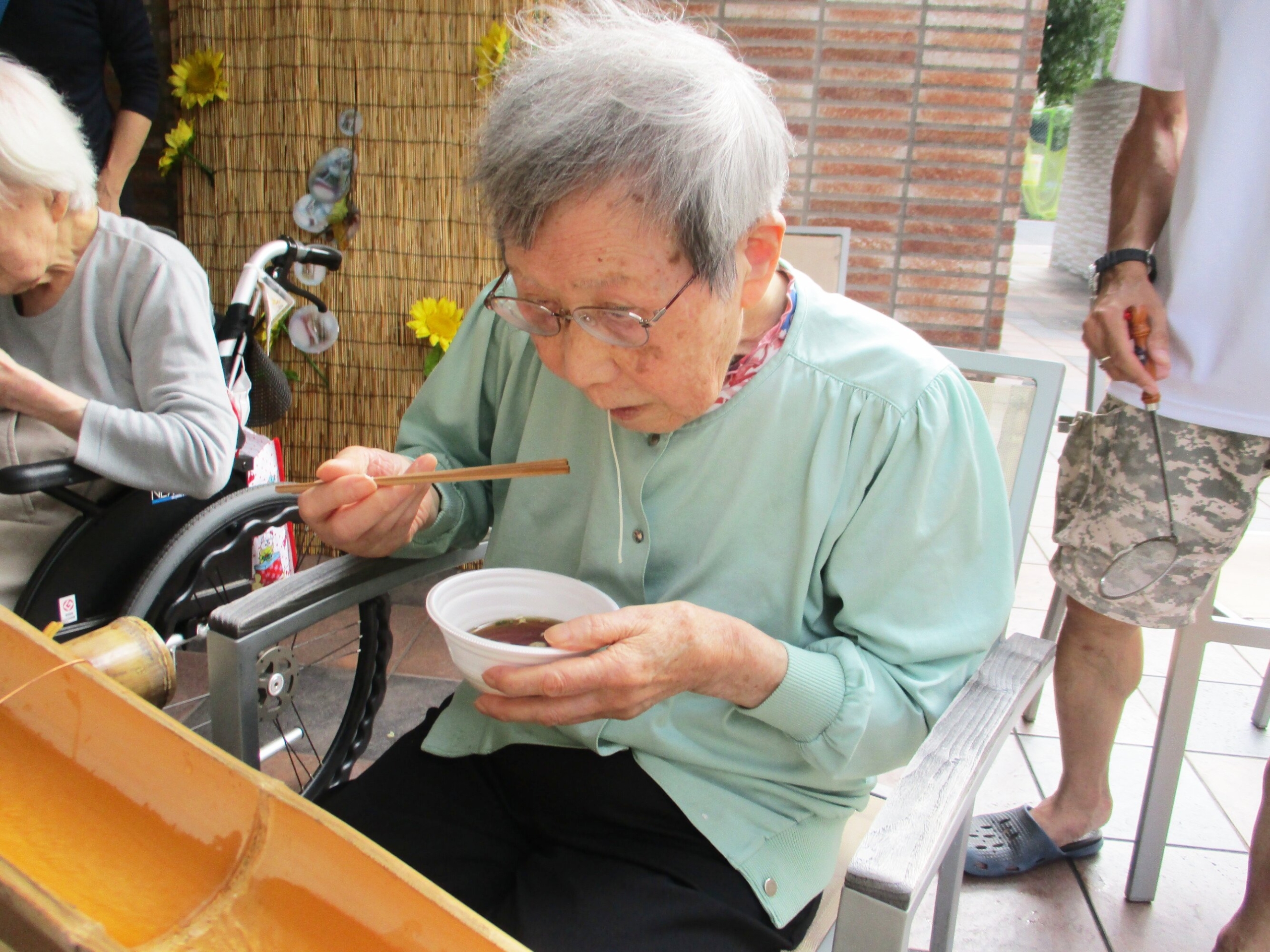 晩夏の流しそうめん-5 ニチイホーム王子