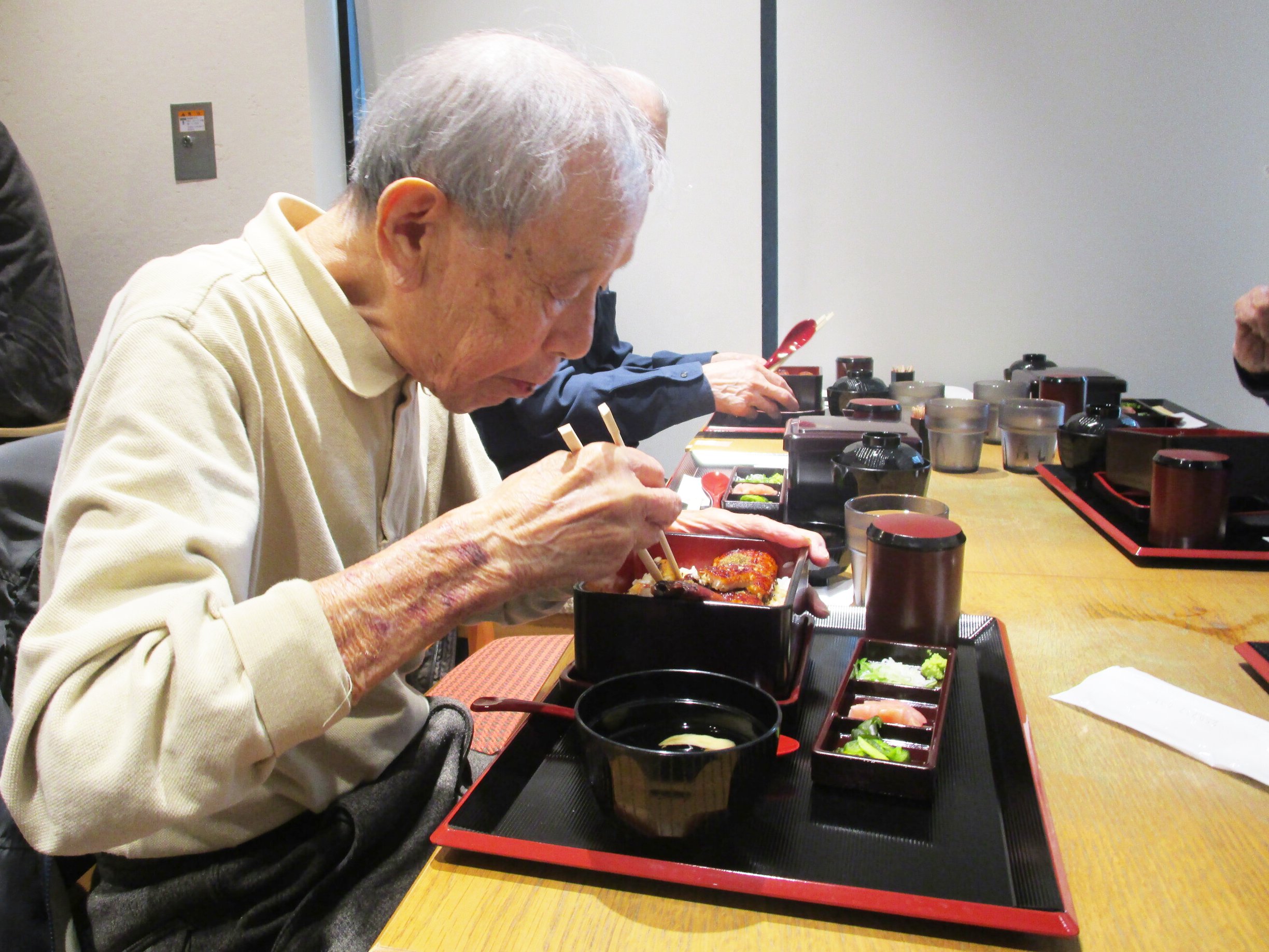 お誕生日の外食-5　ニチイホーム成城