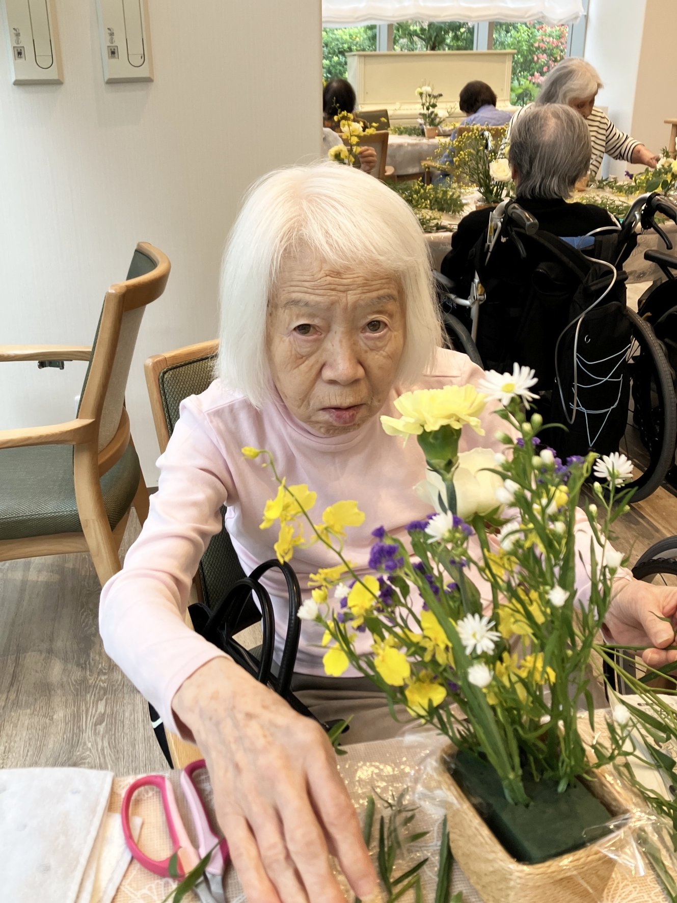 11月フラワーアレンジメント-2　ニチイホーム杉並松庵