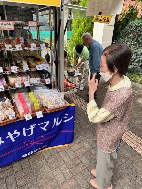 移動販売てみやげマルシェ-1　ニチイホーム立川