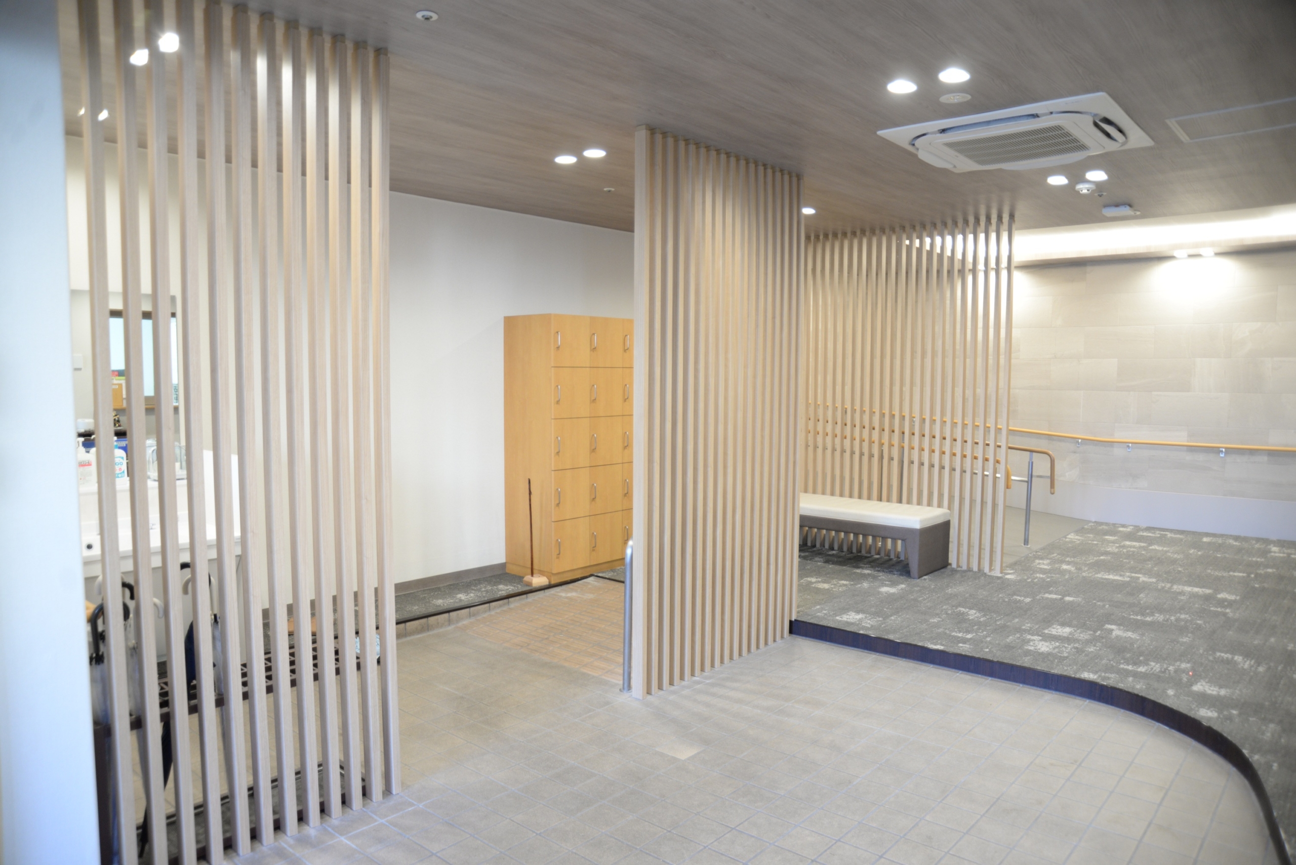 ニチイホーム中野南台20251201中庭で休憩3