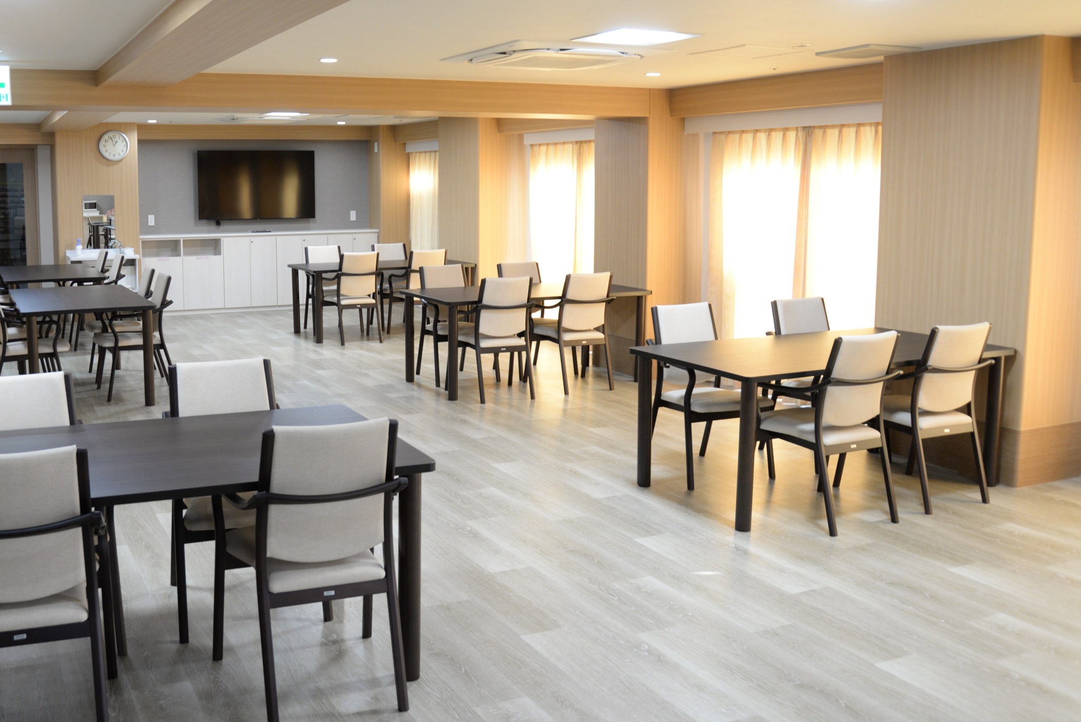 ニチイホーム中野南台20251201中庭で休憩2