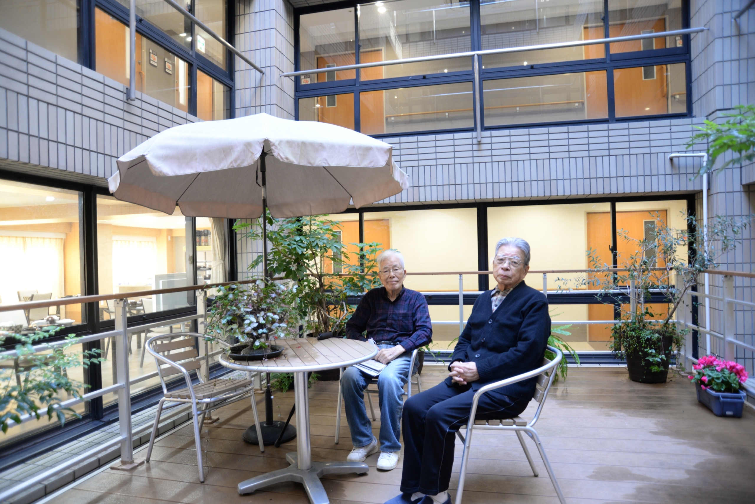 ニチイホーム中野南台20251201中庭で休憩1