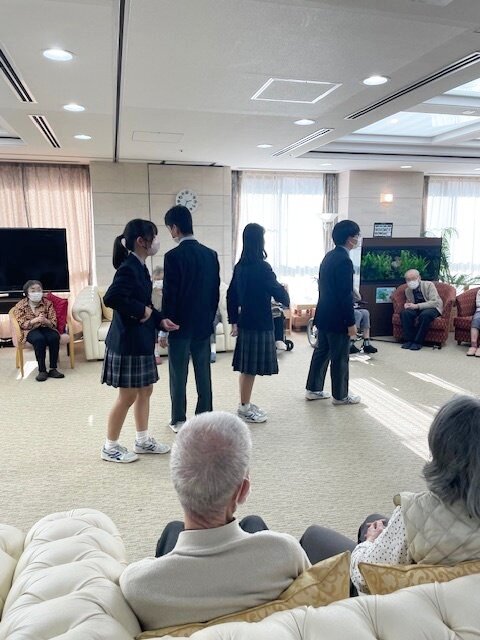 はるひ野中学高福祉体験-2 ニチイホームはるひ野Ⅱ番館