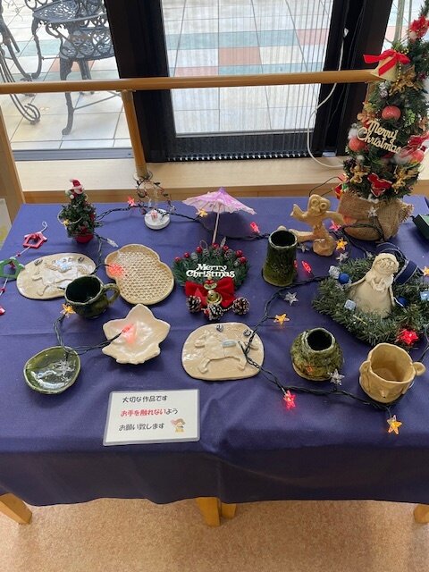 中庭のクリスマスイルミネーション-3　ニチイホームはるひ野Ⅱ番館