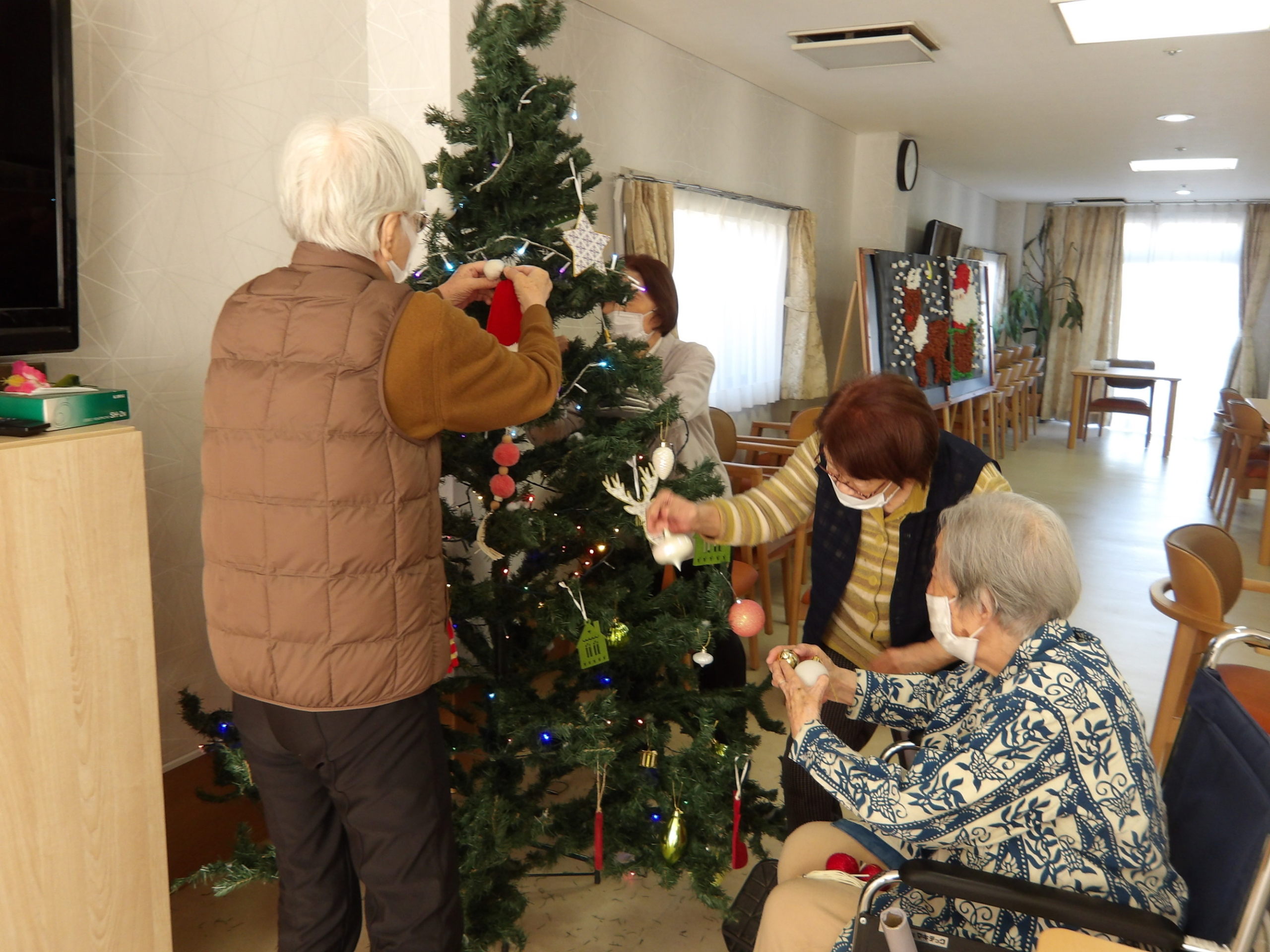 クリスマスツリーの飾りつけ-1 ニチイホーム東府中