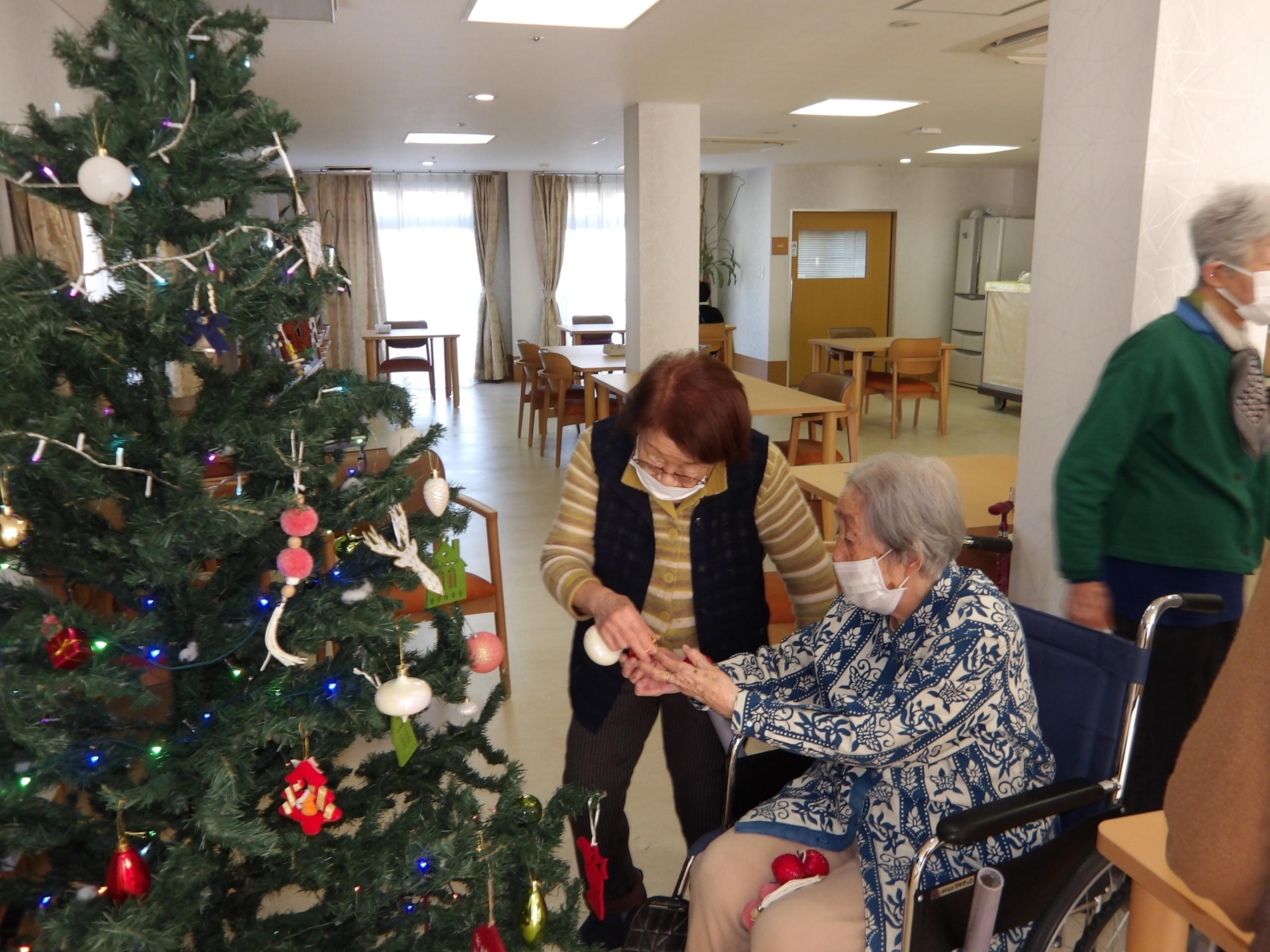 クリスマスツリーの飾りつけ-2 ニチイホーム東府中