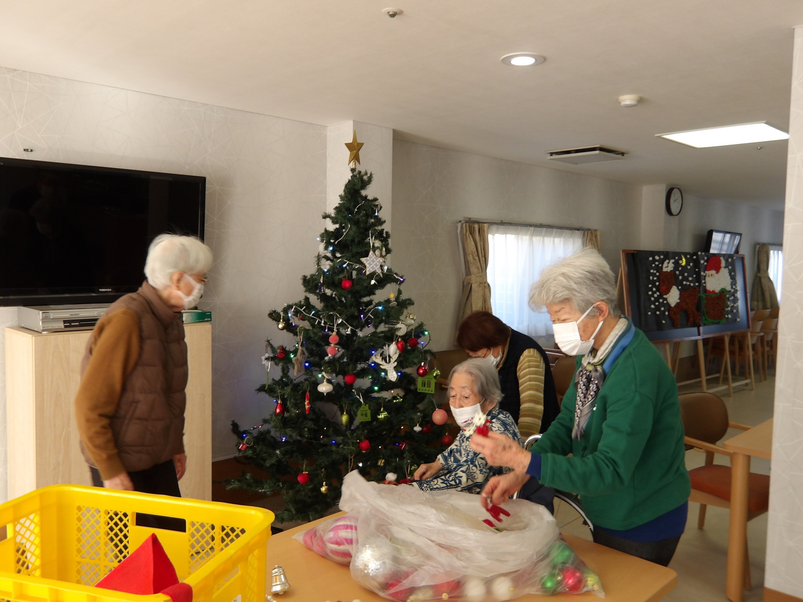 クリスマスツリーの飾りつけ-3 ニチイホーム東府中