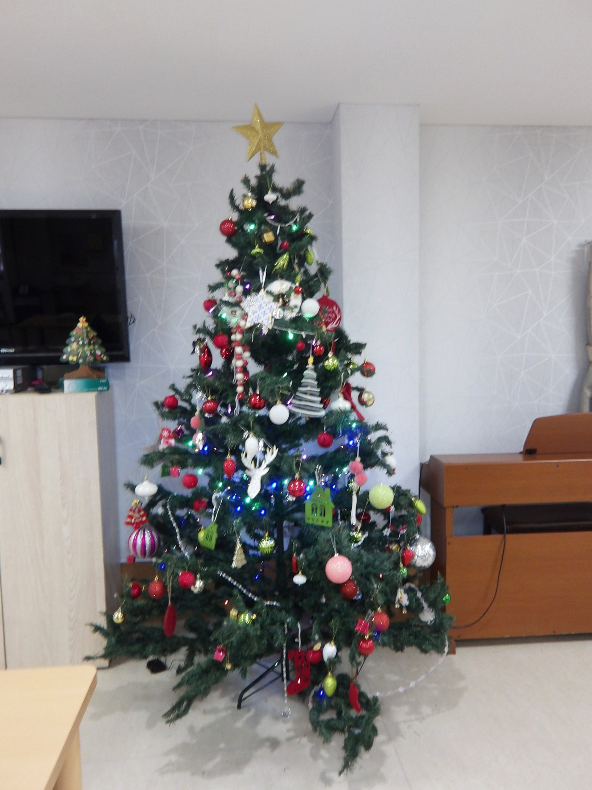 クリスマスツリーの飾りつけ-4 ニチイホーム東府中